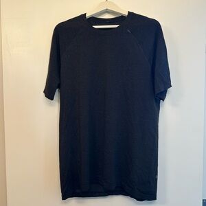 Men’s lululemon metal vent tee.